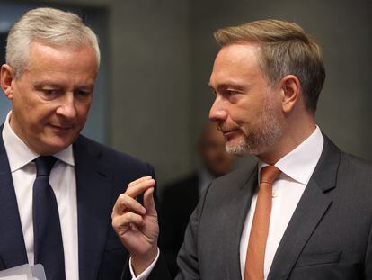 El ministro de Economía francés, Bruno Le Maire (izquierda) y el alemán, Christian Lindner (derecha) durante el Eurogrupo de este lunes en Luxemburgo.