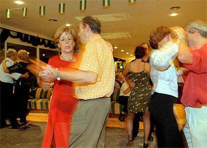 Parejas de jubilados bailan en un hotel de Marbella.