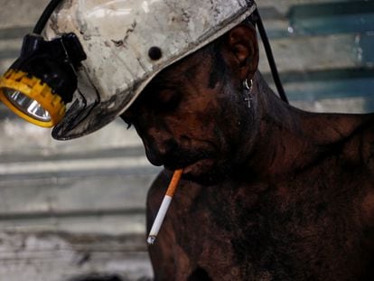 Juan Briones, de 35 años, enciende un cigarro luego de terminar su turno en una mina de Sabinas, Coahuila, el 20 de agosto de 2022.