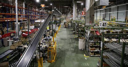 Interior de la nave de distribución de Avon en Madrid.