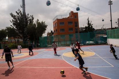 Niños juegan en una de las unidades deportivas recién remodeladas para los vecinos.