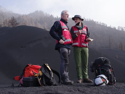 Enrique Alonso, del equipo de Vigilancia Volcánica (izquierda), y el técnico Cecilio Rodríguez, cerca del cráter de Cumbre Vieja.