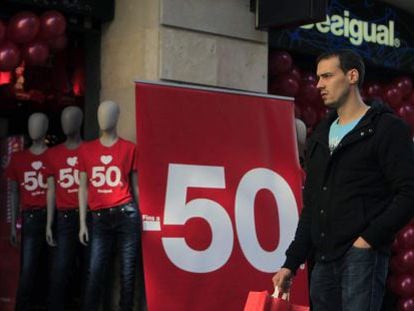 Una botiga de Desigual anuncia rebaixes al centre de Barcelona.