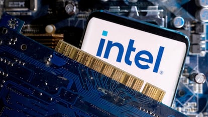 Un móvil con el logo de Intel junto a una placa de circuito impreso.