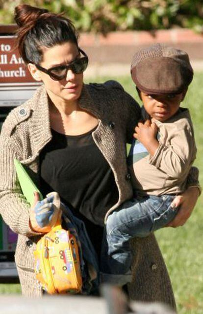 La actriz Sandra Bullock junto a su hijo Louis.