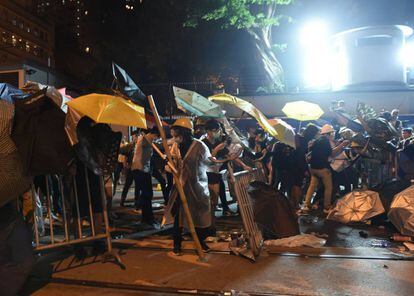 Manifestantes hongkoneses se protegen de los gases lacrim&oacute;genos que la polic&iacute;a utiliz&oacute; para dispersarlos.