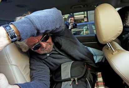 El l&iacute;der del Movimiento 5 Estrellas, Beppe Grillo, abandona el hotel donde se reunieron los electos de su grupo.