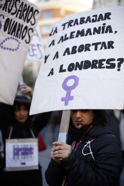 Una joven porta una pancarta contra la Ley del Aborto.