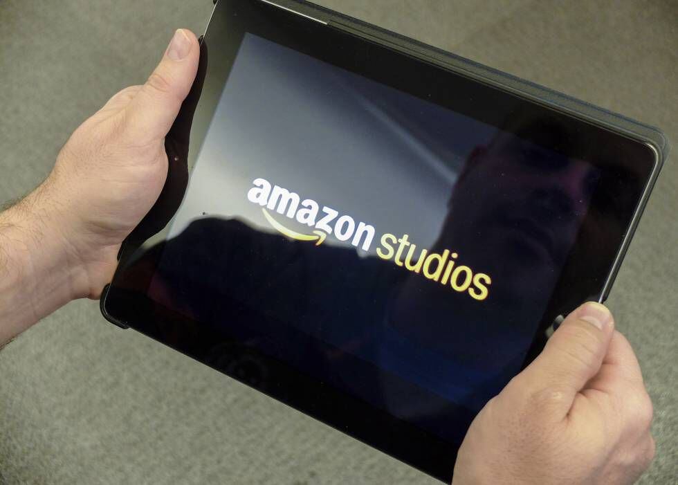 Un usuario ve una proyección de Amazon Studios en una 'tablet'.