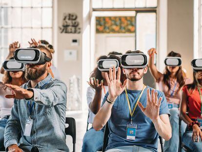 Personas con gafas de realidad virtual, en una conferencia.