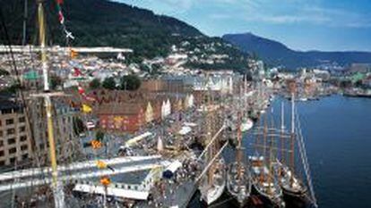 Panor&aacute;mica del muelle de Bergen, con numerosos barcos atracados.