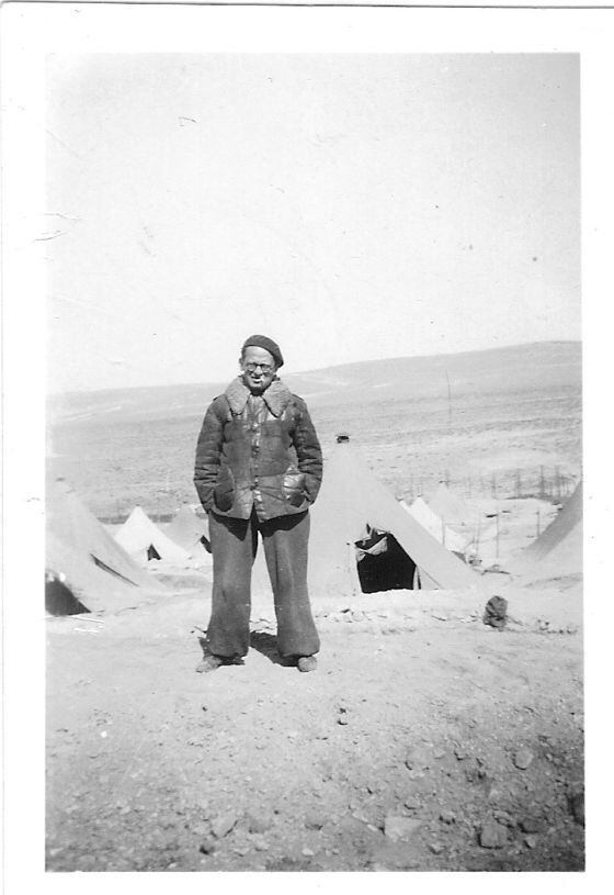 Max Aub en sus días en el campo de Argelia.