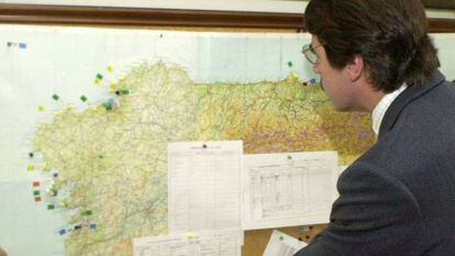 El entonces presidente del Gobierno, Jos&eacute; Mar&iacute;a Aznar, observa un mapa de los buques anticontaminaci&oacute;n.