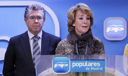 Granados con la presidenta del PP de Madrid, Esperanza Aguirre, tras una reuni&oacute;n del comit&eacute; de direcci&oacute;n del partido en 2011. 
