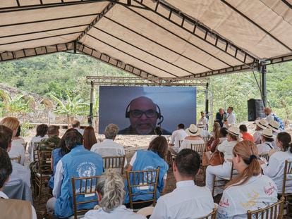 Salvatore Mancuso habla a los asistentes sobre lo sucedido en los hornos crematorios de Juan Frío, el 9 de mayo de 2023.