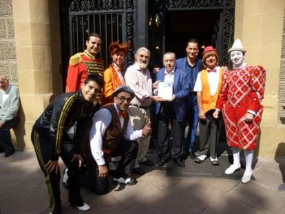 Acto de entrega de la placa a miembros del Gran Circo Mundial, en Bilbao.