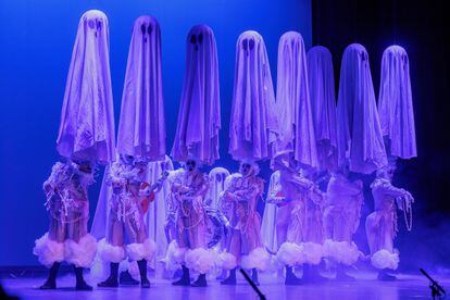 El ‘Bizcocho’ ha convertido el forillo negro, tan común en las agrupaciones del pasado, en su seña personal. Este año, ha ampliado su puesta en escena con unos fantasmas voladores en forma de sábanas que les cubren, hasta que se alzan para jugar así con el primer impacto del público. Las agrupaciones se juegan mucho todo en ese primer golpe. 