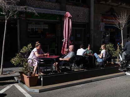 Terraza de un bar instalada sobre una tarima en calzada, en la calle de Nou de la Rambla, este martes.