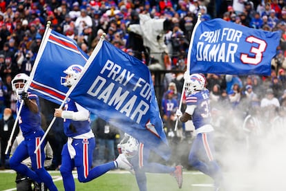 Los jugadores de los Bills saltaron al campo el domingo con banderas de apoyo a  Damar Hamlin.