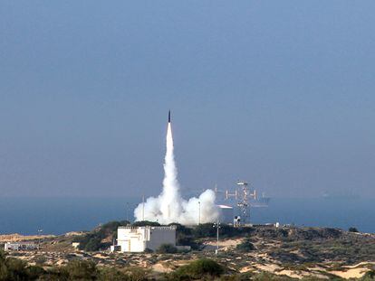 Lanzamiento de un misil antibalístico Arrow 3, de fabricación israelí.