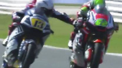 Momento en el que Fenati toca el freno de Manzi en plena carrera.