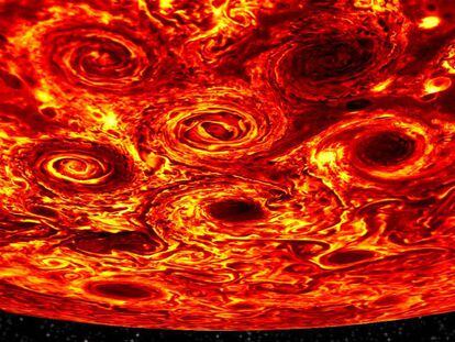 Imagen compuesta del polo sur de Júpiter visto por la cámara infrarroja de la sonda 'Juno'. En vídeo, animación del vuelo que realiza la sonda Juno alrededor de Júpiter hecha por la NASA en diciembre de 2017.