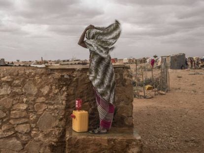 Una mujer lucha contra el viento en el campo de desplazados de Hodo, en el norte de Somalia.