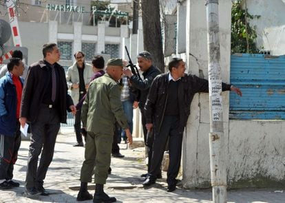 La policia tunisiana controla la zona on s'ha perpetrat l'atemptat.