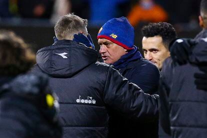 Mourinho habla con el entrenador del Bodo Glimt, Kjetil Knutsen, tras terminar el partido.