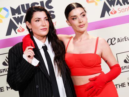 Alba Paul y Dulceida posan durante la alfombra roja de LOS40 Music Awards en Santander, el 3 de noviembre de 2023.