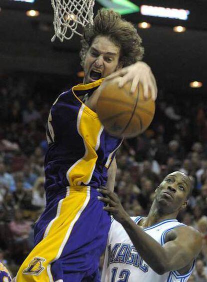 Gasol atrapa un rebote ante Dwight Howard.