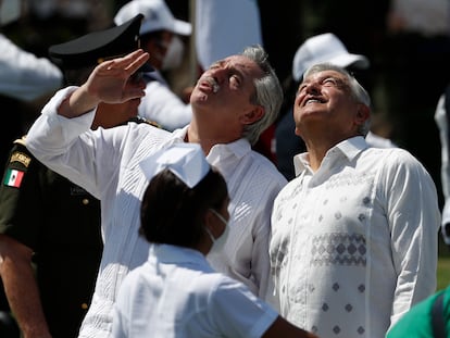 El presidente Andrés Manuel López Obrador y su homólogo argentino, Alberto Fernández, durante el Día de la Bandera este miércoles en Iguala, México.