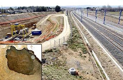 Una de las empresas que trabaja en el AVE ha encontrado una sima de de entre 30 y 50 metros cúbicos de volumen (abajo a la izquierda) en el kilómetro 303,5 de la vía que une Madrid y Lleida.