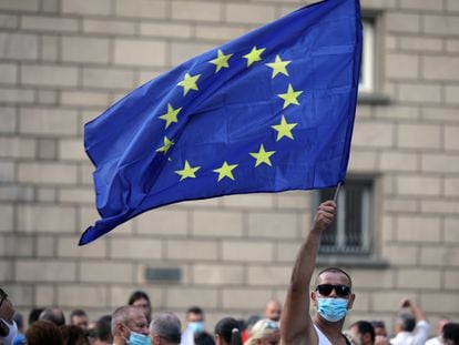 Un hombre ondea la bandera de Europa durante una manifestación en Sofía.