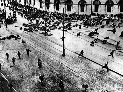 Enfrentamiento entre bolcheviques y el Ej&eacute;rcito ruso en Petrogrado (hoy San Petersburgo) en 1917.