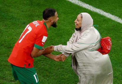 Sofiane Boufal celebra con su madre la victoria de Marruecos ante Portugal y la clasificación para las semifinales del Mundial de Qatar. 