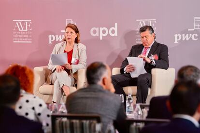 La empresaria Agnès Noguera, vicepresidenta de AVE, e Íñigo Parra, presidente de Stadler España, este martes en Valencia.
El presidente de APD Levante y Stadler España, Íñigo Parra, ha propuesto este martes que los empresarios empiecen a contratar a las personas cuando inician la carrera y no al acabar y así "ayudar a formarles" porque "el sistema no nos está proveyendo del talento adecuado".
COMUNIDAD VALENCIANA ESPAÑA EUROPA VALENCIA ECONOMIA
AVE