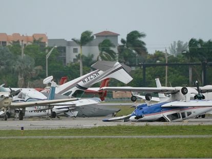 Avionetas volteadas en el aeródromo de Pembloke Pines, en el sureste de Florida.