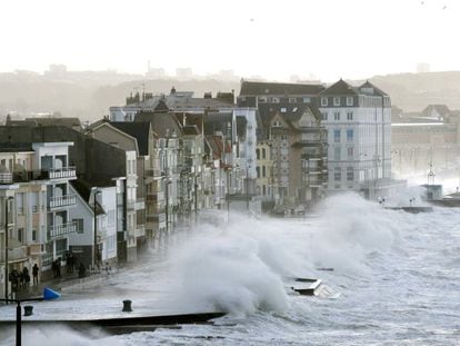 El fuerte oleaje provocado por Eleanor golpea la costa de Wimereux, en el norte de Francia  