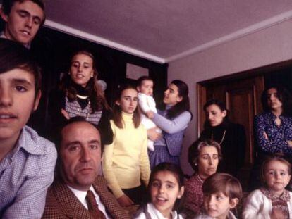 José María Ruiz-Mateos, su mujer y sus hijos en una foto familiar.
