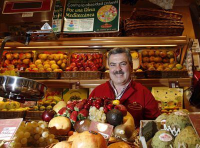 Luis Pacheco, en su frutería madrileña Gold Gourmet.