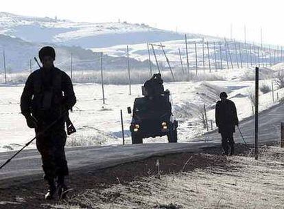 Soldados turcos patrullan ayer por una carretera en la provincia de Hakkari, cerca de la frontera con Irak.