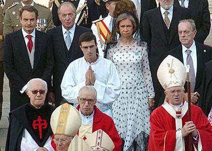 Los Reyes, flanqueados por los presidentes Zapatero y Fraga. A la derecha, el arzobispo de Santiago.