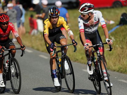 De izquierda a derecha, Nairo Quintana, Primo Roglic y Tadej Pogacar en la subida al Peyresourde en la octava etapa del Tour.