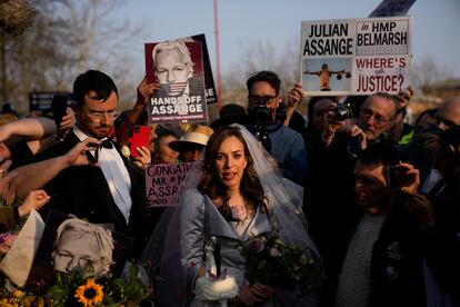 Stella Moris habla con medios y fans a la salida de la cárcel de Belmarsh, Londres, tras contraer matrimonio con Julian Assange, fundador de Wikileaks, el 23 de marzo de 2022.