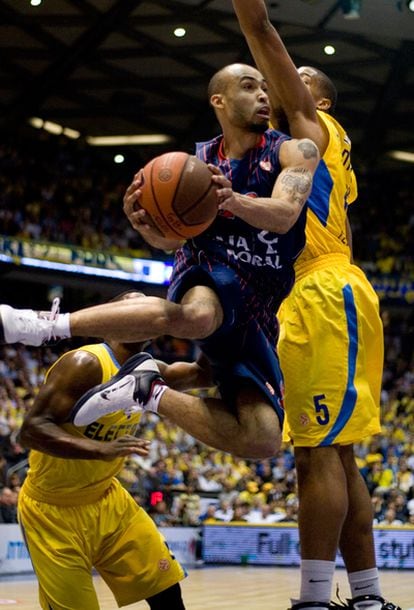 David Logan juega un balón ante Richard Hendrix.