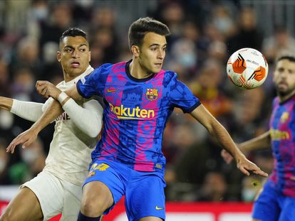 Eric García y Mostafa Mohamed se disputan el balón durante el partido del Barcelona contra el Galatasaray.