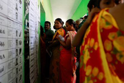 Varios votantes hacen cola en un colegio electoral durante la primera fase de las elecciones generales en Tamil Nadu (India), este viernes. 