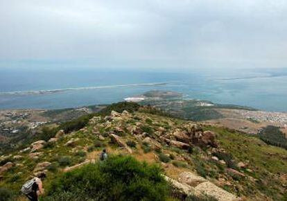 Vista de la laguna de Nador y el Mediterráneo desde el monte Ubayo.
