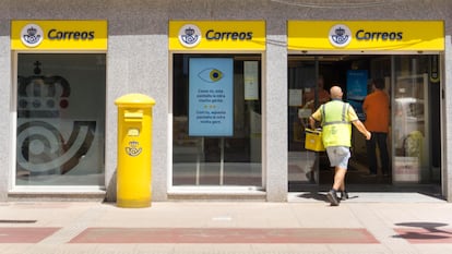Una oficina de Correos de Menorca, el pasado día 13.